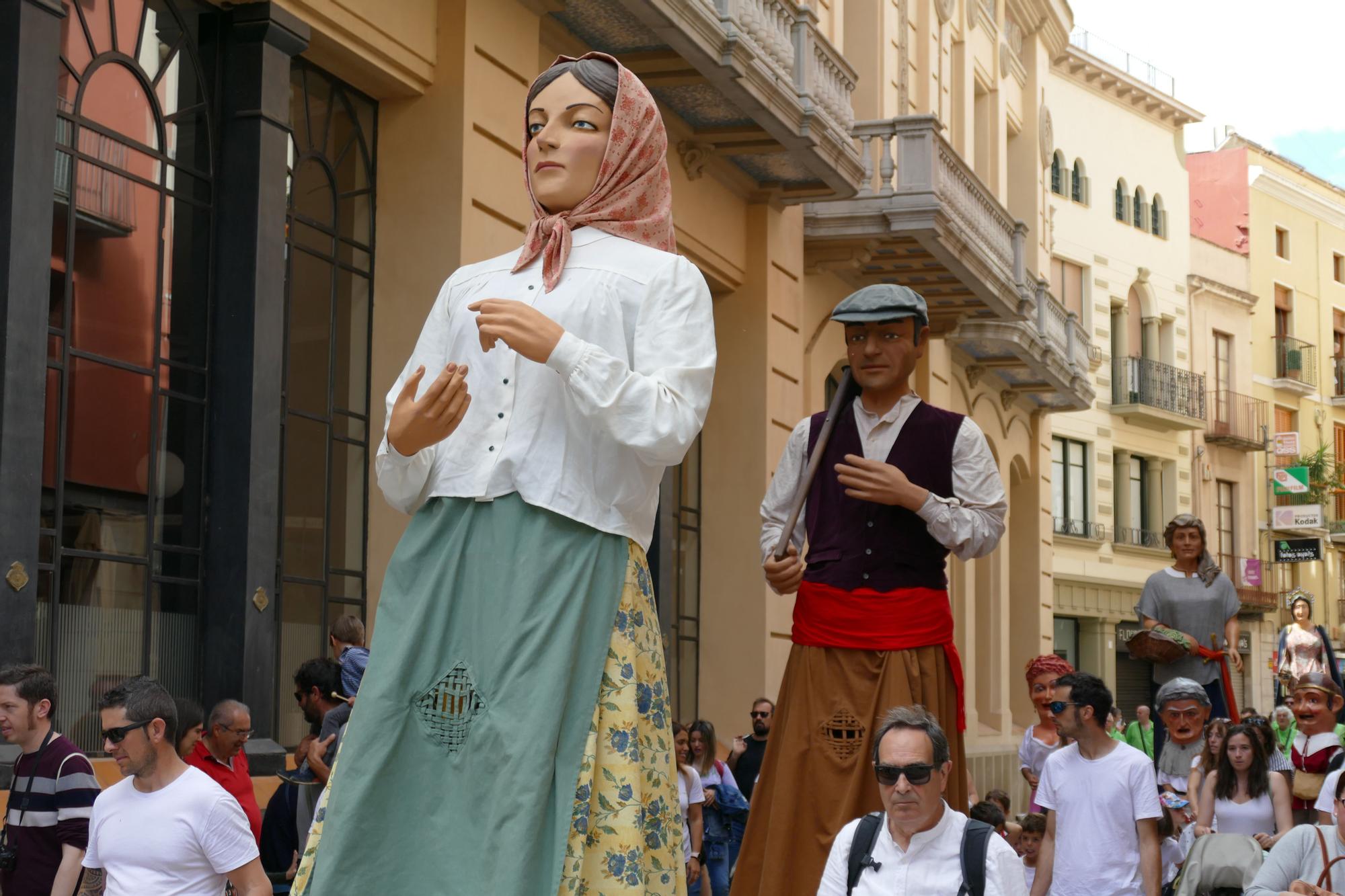 Vuit colles gegants passegen pel centre de Figueres