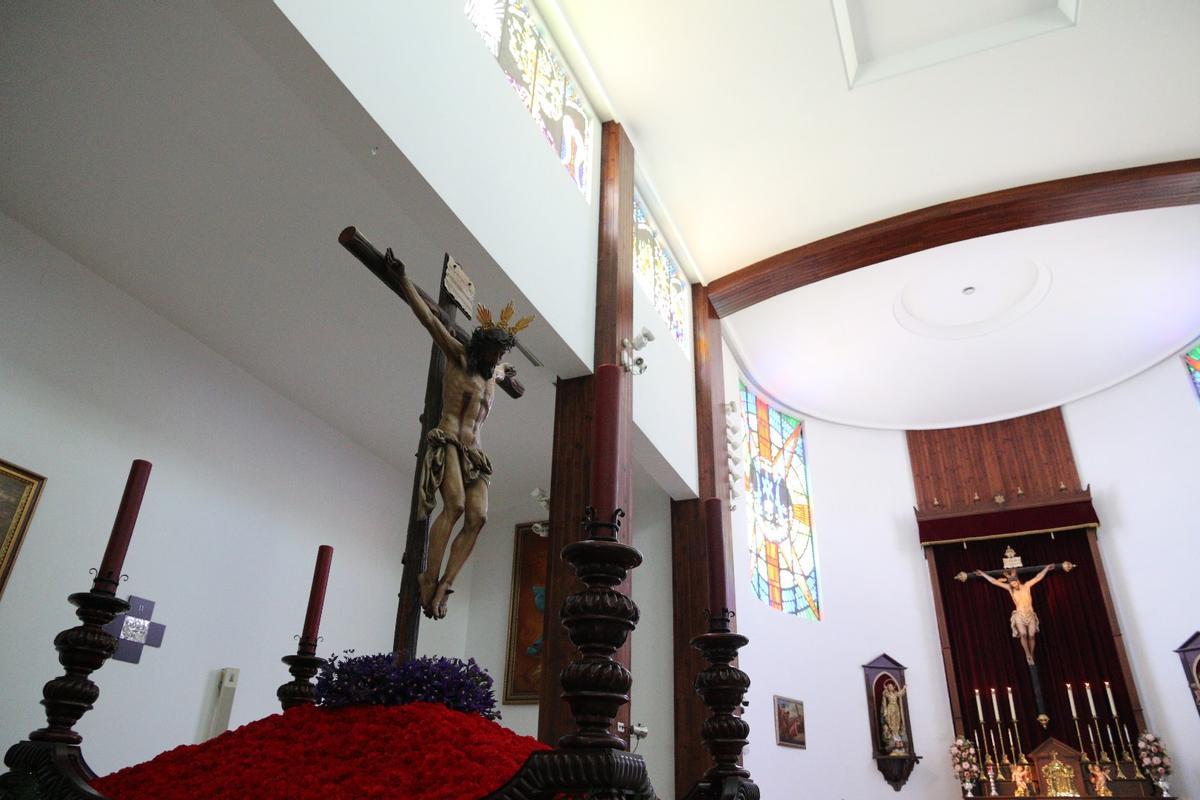 El Santísimo Cristo del Amor, preparado para su salida, por primera vez desde la Parroquia de Nuestra Señora de la Asunción.