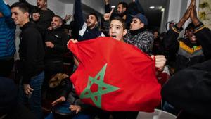 Imágenes del interior del Restaurante Popular, en el barrio de La Florida, en L’Hospitalet, celebrando la victoria de la selección de Marruecos sobre la de España en la ronda de penaltis. En un partido de alta tensión, Marruecos anuló a la selección de Luis Enrique, eliminada del Mundial pese a gobernar los 120 minutos de partido y tras fallar sus tres lanzamientos desde los once metros. 