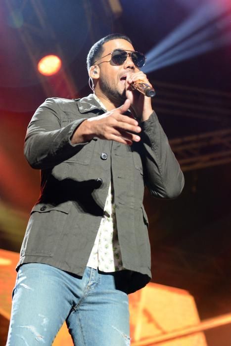 O cantante Romeo Santos subiu ao escenario do Coliseum ane 5.000 persoas cun micrófono dourado e cunha coroa, gafas de sol e ganas de bailar. Repasou os seus éxitos como 'Eres mía, mía, mía'.