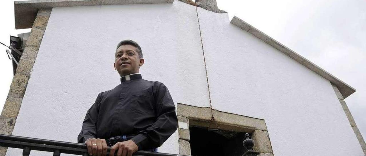 Carlos Salazar junto a la capilla de Castro de Arriba, en la parroquia lalinense de Vilatuxe, donde suele ayudar. // Bernabé/Javier Lalín