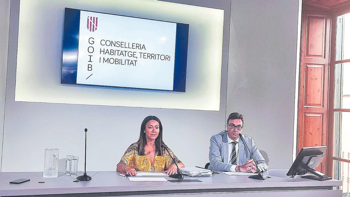 La consellera de Vivienda Marta Vidal y el vicepresidente económico Antoni Costa.