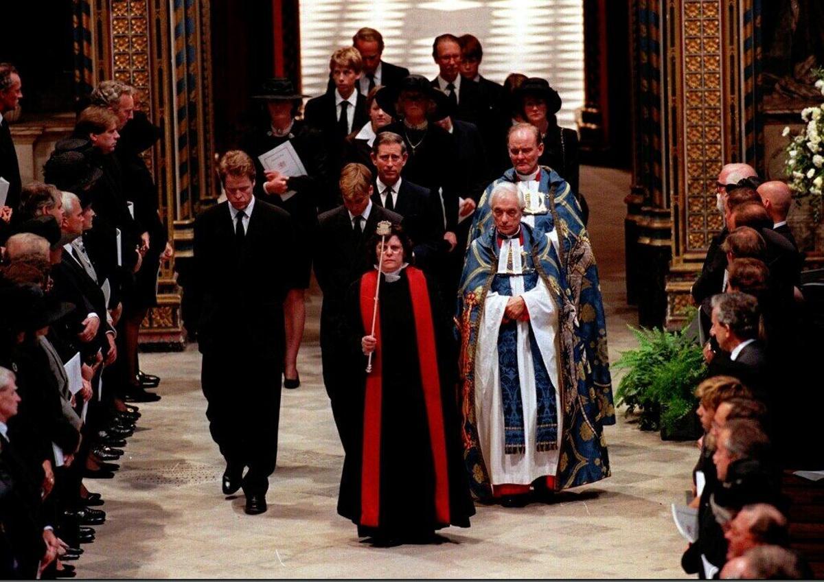 Earl Spencer (L), Prince William (2nd L), Prince Charles (C), and the Spencer family (background) follow the verger as they walk out of Westminster Abbey at the end of the funeral service for Diana, Princess of Wales 06 September. AFP WPA POOL. FUNERAL PRINCESA DIANA DE GALES EARL SPENCER, PRINCIPE GUILLERMO, PRINCIPE CARLOS Y LA FAMILIA SPENCER A SU ENTRADA A LA ABADIA DE WESTMINSTER