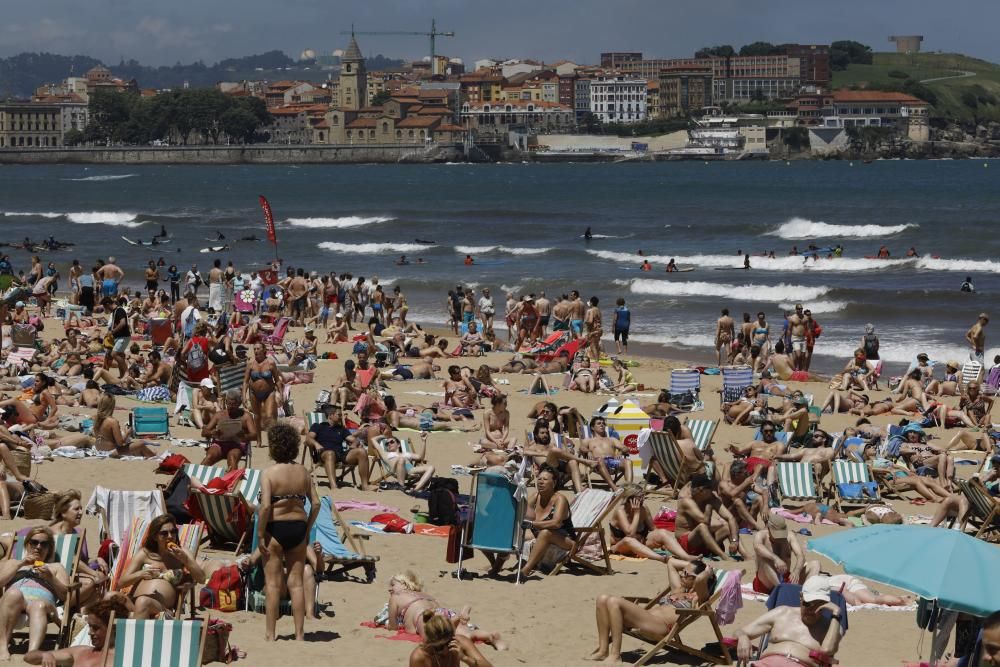 El primer fin de semana de verano llena las playas