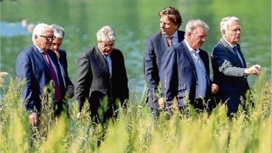 Els sis ministres d&#039;Exteriors dels països fundadors de la UE, caminant a l&#039;entorn de la finca on es van reunir.