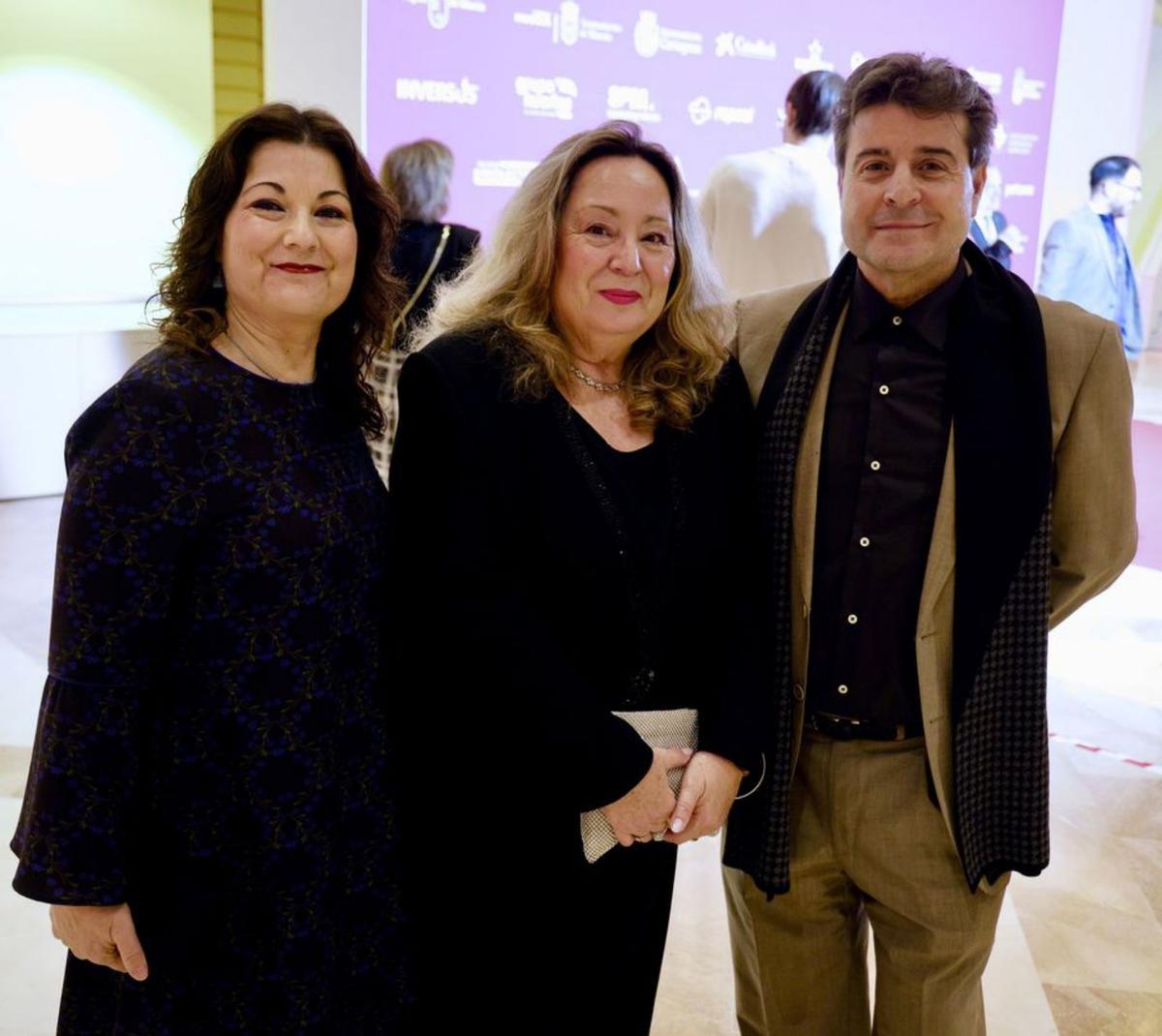 María del Mar Sereno, Ana del Pilar Martín y Javier Cerezo, de la galería Babel. | IVÁN URQUÍZAR