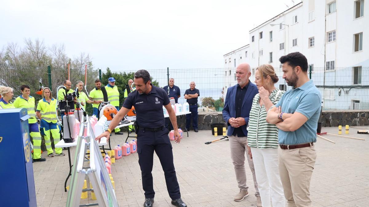 El concejal de Limpieza, Héctor Alemán, y la concejala de distrito del Cono Sur, Nina Santana, durante la presentación de la VI Fase del Plan de Higiene Urbana, en Zárate.