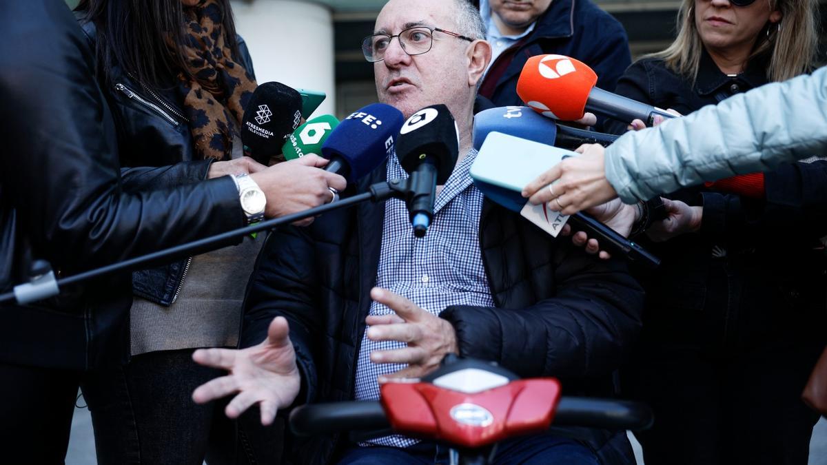 Ernesto Martínez atiende a los periodistas a la salida de la Ciudad de la Justicia.