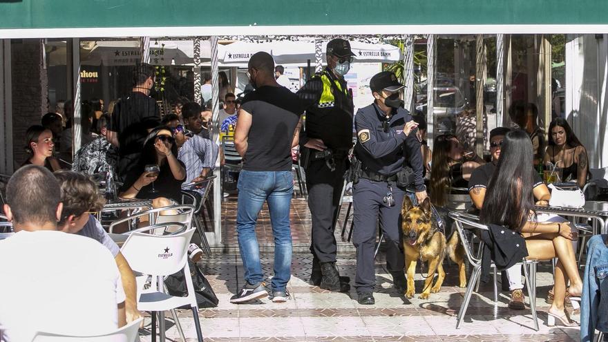 Control policial en el entorno de Países Escandinavos, en Playa de San Juan, una de las zonas que concentra más negocios de hostelería, pubs y discotecas.