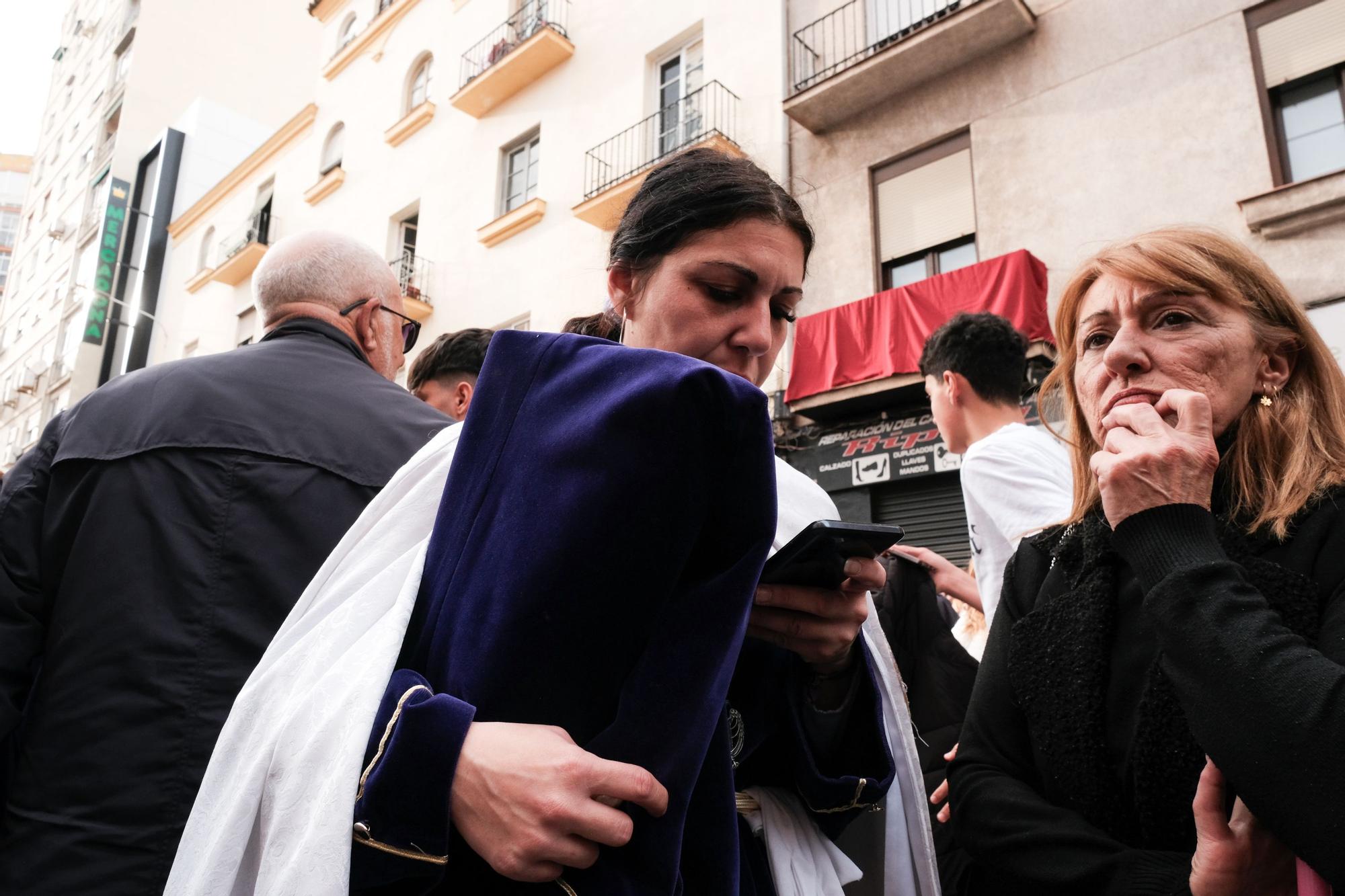 Tristeza en la casa hermandad de Zamarrilla, tras anunciarse la suspensión de la salida procesional del Jueves Santo.