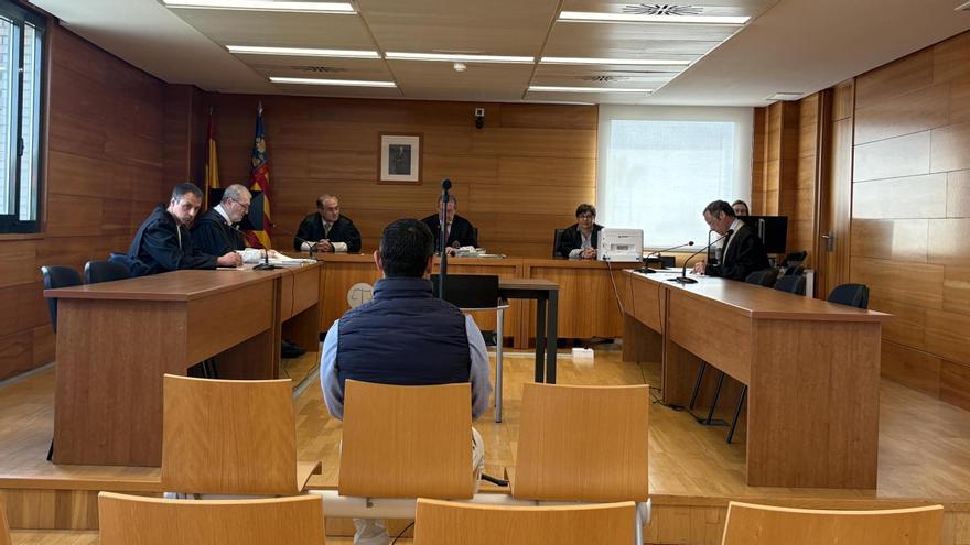 Imagen del procesado, sentado ayer en el banquillo.