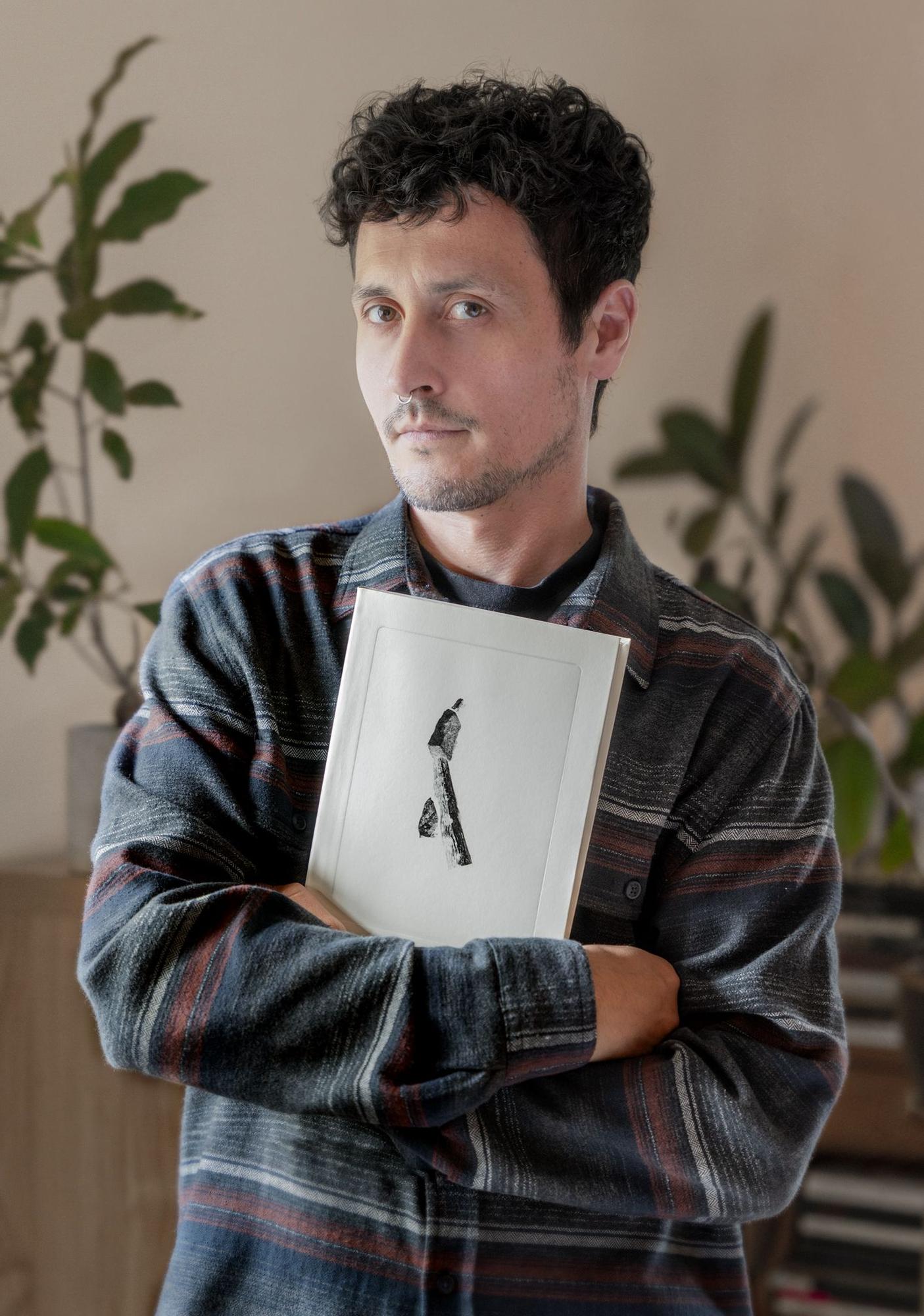 Antonio Guerra con su fotolibro