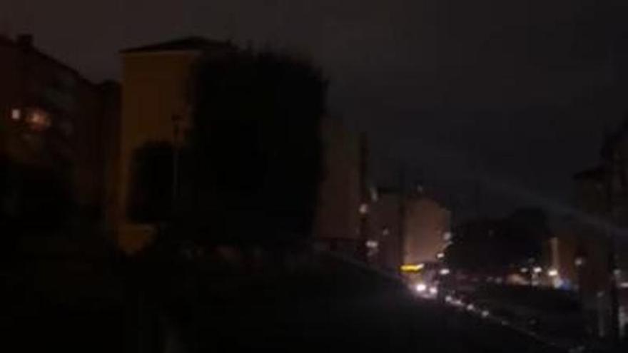 Una nueva oleada de robos de cable deja sin alumbrado a buena parte del barrio de La Luz: "Da miedo salir a la calle por las noches"