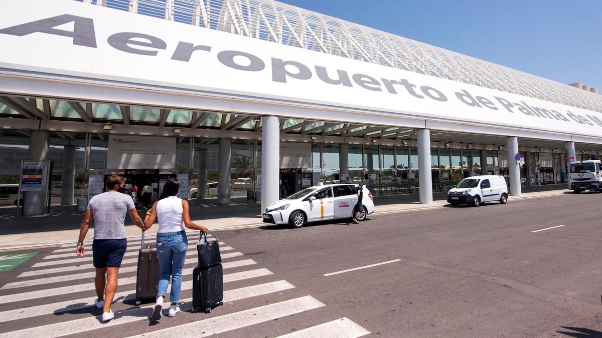 Viajeros se dirigen a la terminal de salida del aeropuerto de Palma.