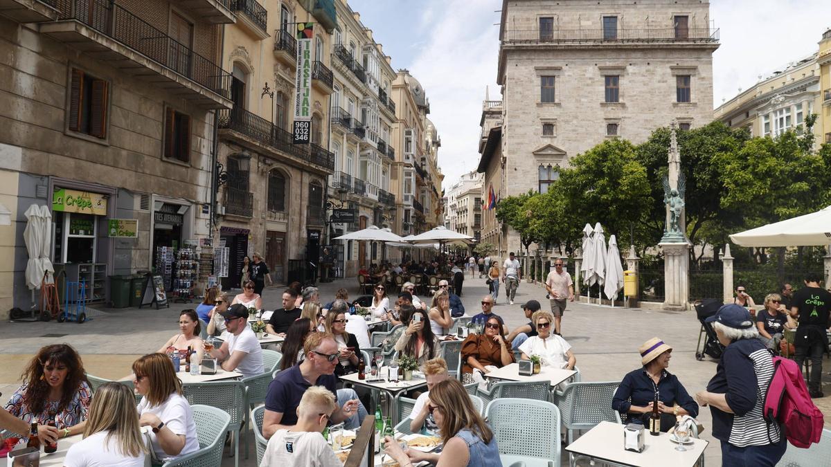 Terrazas llenadas de turistas este pasado fin de semana en el centro de València.