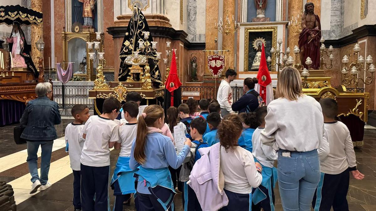 Los escolares conocen de primera mano e in situ los detalles de las imágenes procesionales de la Semana Santa de Vila-real.