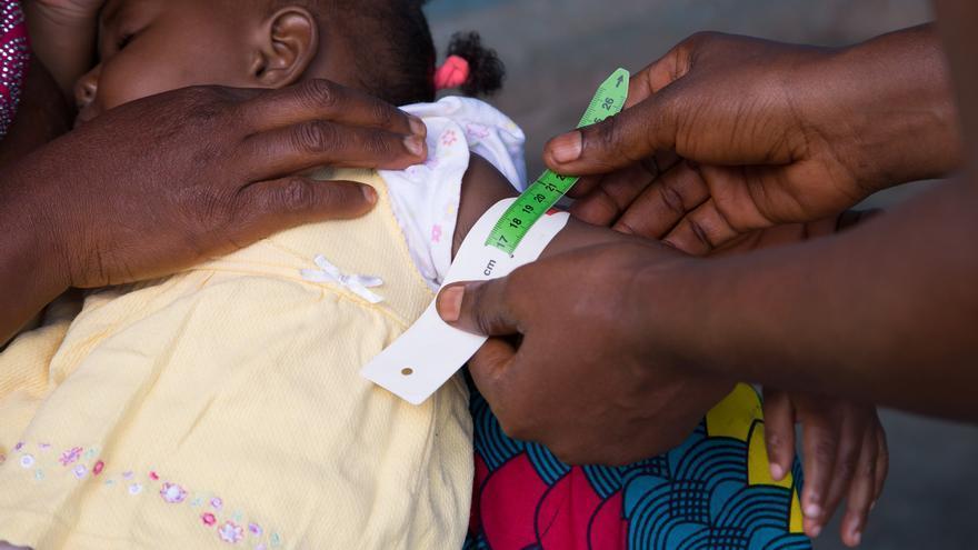 Reconocimiento a una bebé en Guinea.