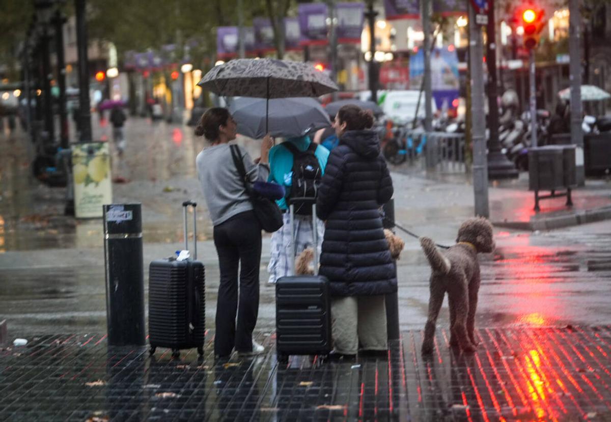 Lluvia intensa en plaza de Catalunya, en Barcelona