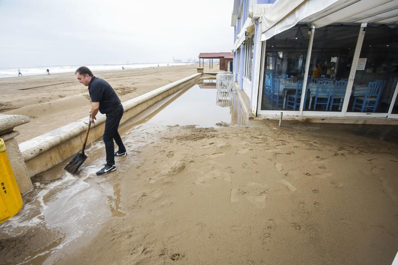 Temporal de lluvia: las mejores imágenes del paseo marítimo de València cubierto de arena