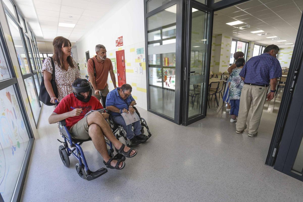Personas con discapacidad intelectual validan la accesibilidad de los colegios electorales en Sant Joan