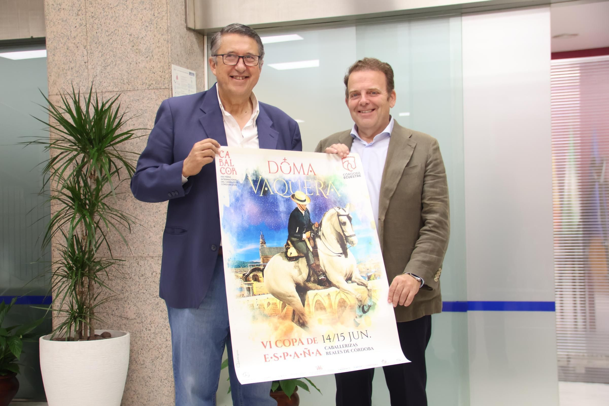 El presidente de Córdoba Ecuestre, Rafael Blanco, junto al delegado de Fiestas y Tradiciones del Ayuntamiento, Julián Urbano, en la presentación de la sexta Copa de España de Doma Vaquera.