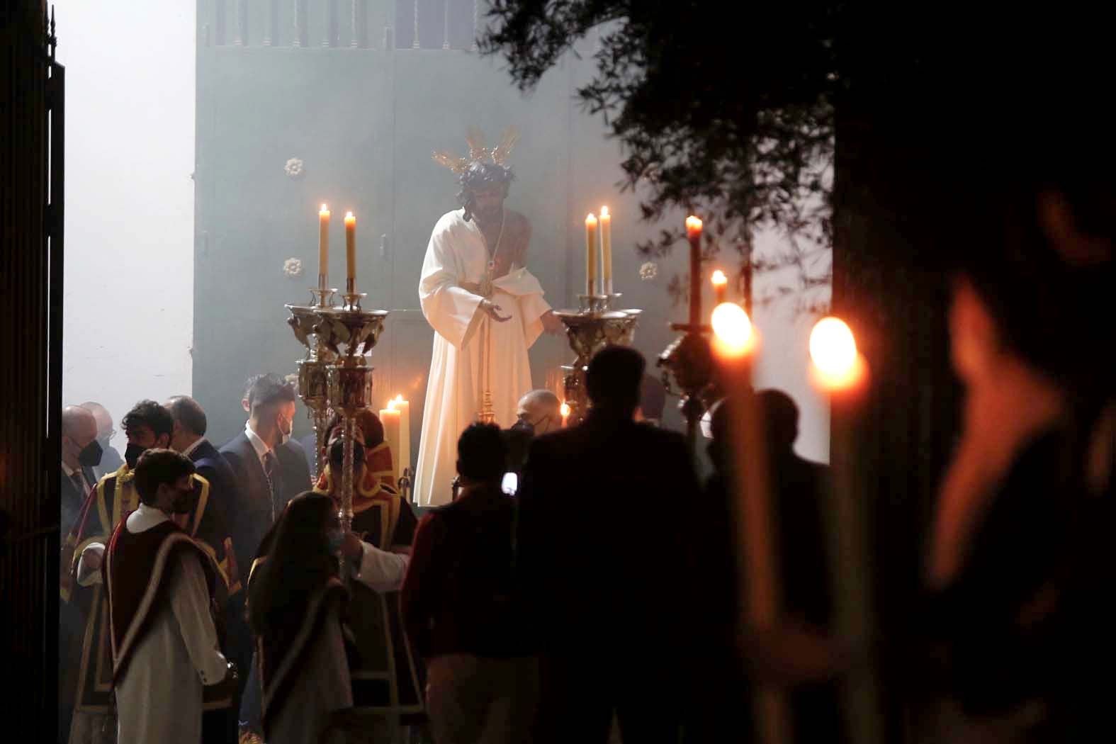 Vía Crucis de Nuestro Padre Jesús de la Humildad y Paciencia por el patio interior del Convento de Capuchinos.