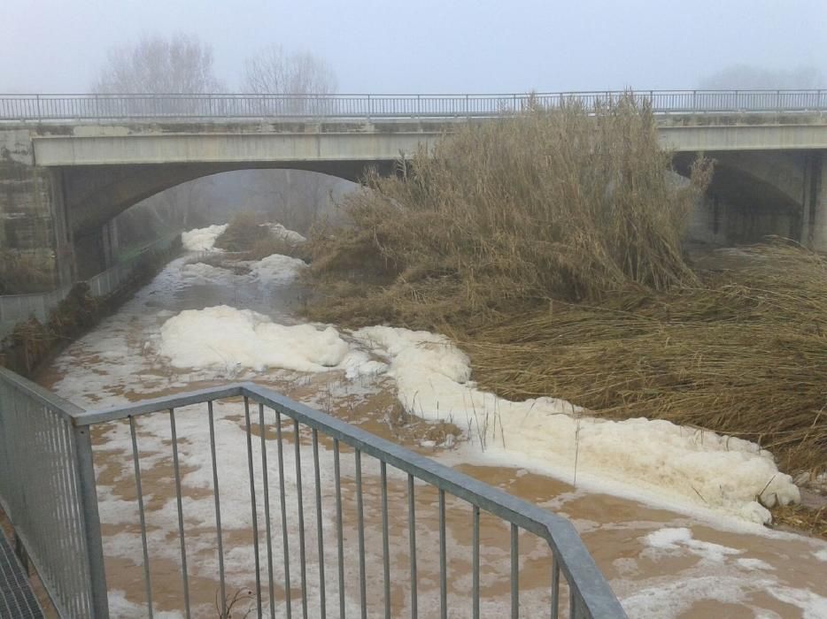 Escuma contaminant al riu Calders