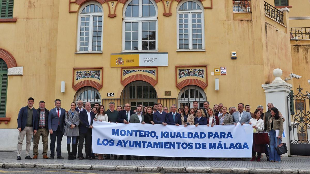 Foto de familia de los alcaldes, concejales y dirigentes del PP presentes en la Subdelegación del Gobierno en Málaga.