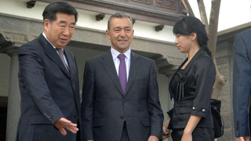 El viceprimer ministro de China, Hui Liangyu, ayer, junto a Paulino Rivero y la traductora, entrando en la residencia oficial de Ciudad Jardín. i QUESADA