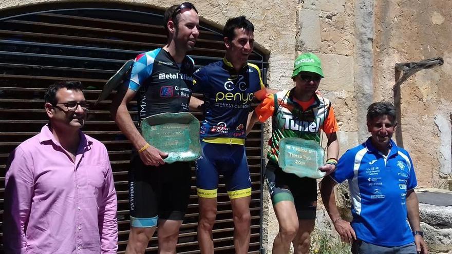 Podio de la prueba de BTT disputada ayer en Manacor, con Oscar Mogollón en el centro.