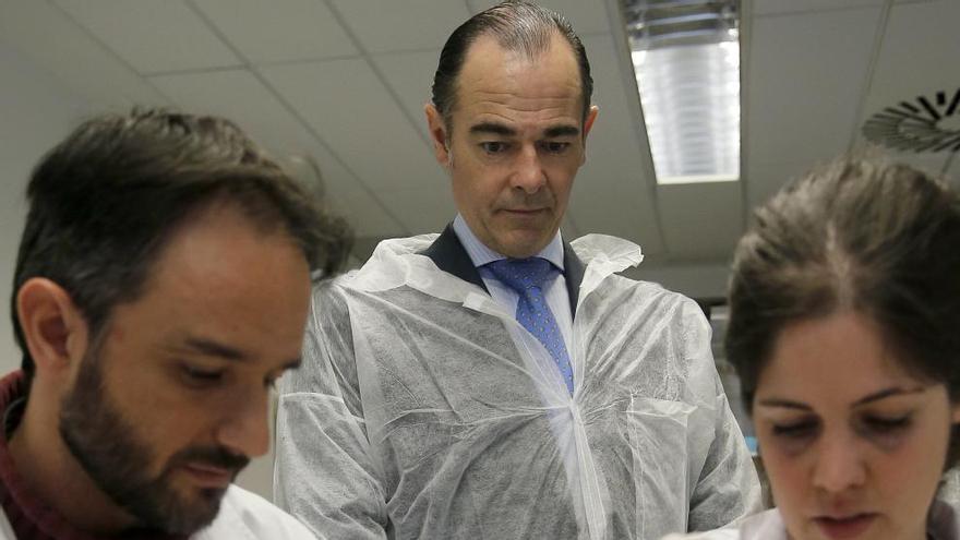Manuel Llombart visita el laboratorio de Genómica y Salud de la Fundación para el Fomento y la Investigación Sanitaria y Biomédica de la C. Valenciana.