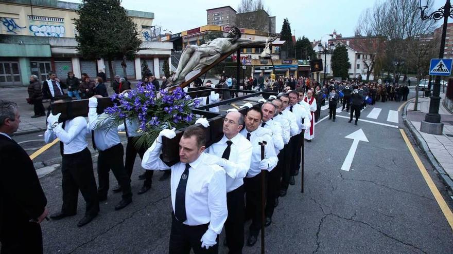 La procesión del Cristo de la Caridad, el año pasado, a su paso por la calle Julián Cañedo, en San Lázaro.