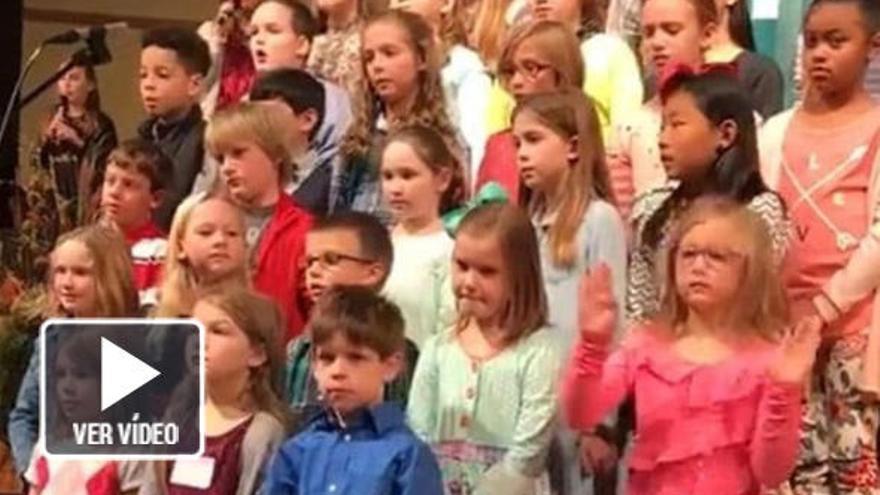 Una niña de 6 años se viene arriba en el coro de la iglesia