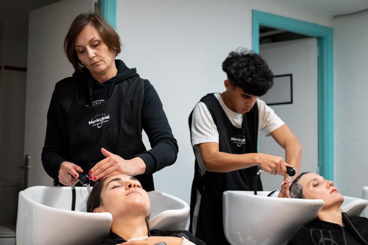 Alumnos de la escuela de peluquería Hijos de María y José