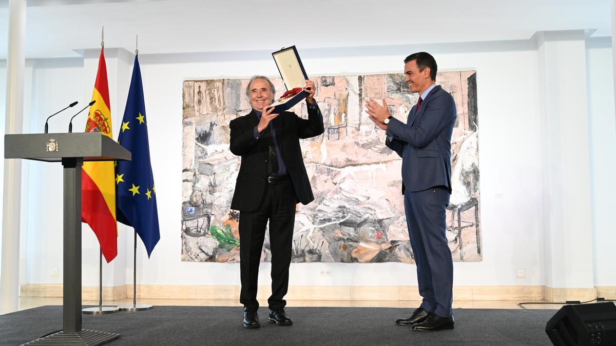 Joan Manuel Serrat rebent la Gran Creu de l&#039;Ordre Civil Alfons X El Savi
