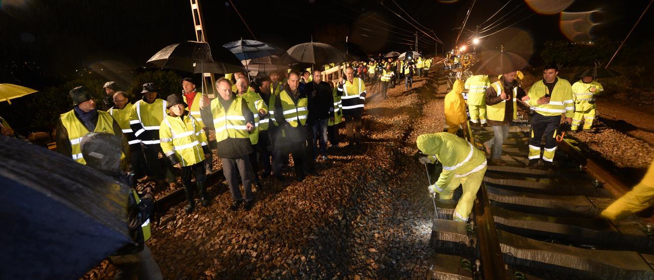 Visita de la exministra Ana Pastor a las obras del primer tramo donde comenzó a instalarse el tercer hilo en el corredor mediterráneo, el 15 de diciembre de 2014.