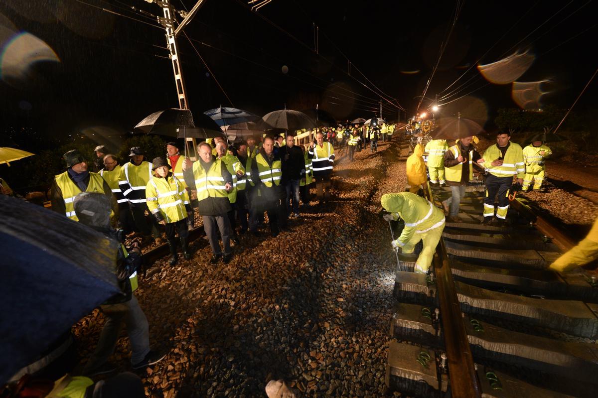 Visita de la exministra Ana Pastor a las obras del primer tramo donde comenzó a instalarse el tercer hilo en el corredor mediterráneo, el 15 de diciembre de 2014.