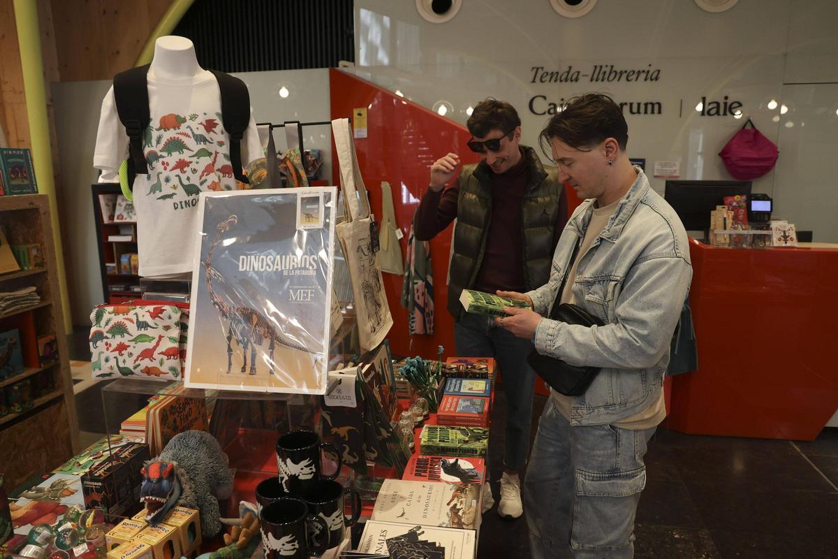 Visitantes en la tiend-librería Laie, en el CaixaForum de València.