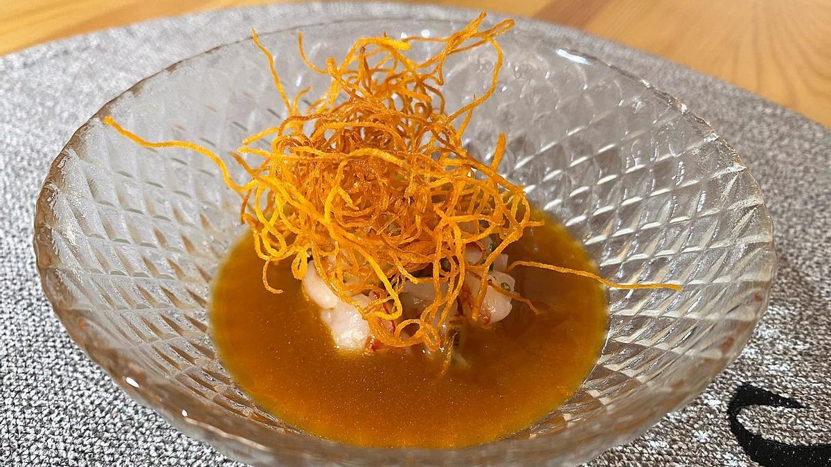 El tartar de gamba con pistacho bañado en un 'suquet' de cabezas gamba y coronado con fideos fritos de boniato del restaurante Rassmia (Zaragoza).