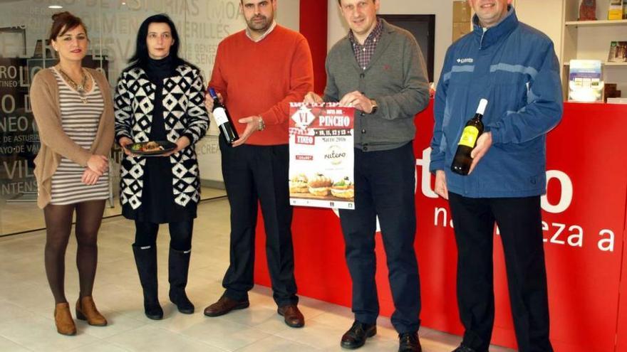 Integrantes de la Junta Local de Hostelería, con la concejala Raquel González (a la izquierda) y el alcalde José Ramón Feito (el segundo por la derecha).