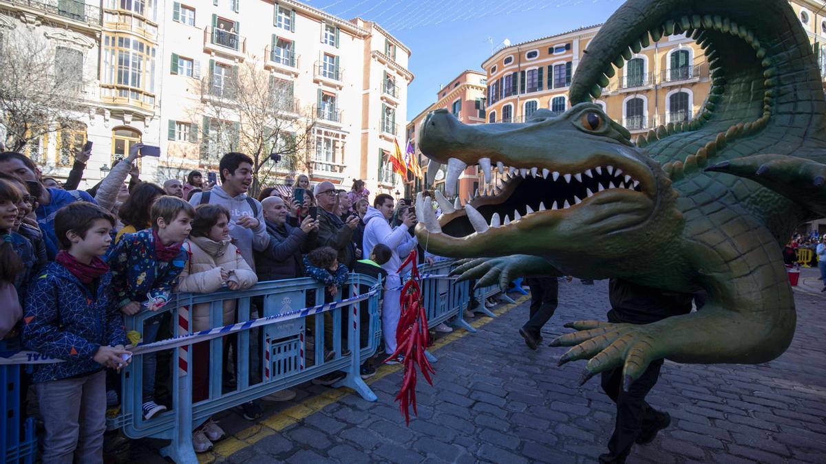 El Drac de na Coca despierta de su letargo para iniciar las fiestas de Sant Sebastià en Palma