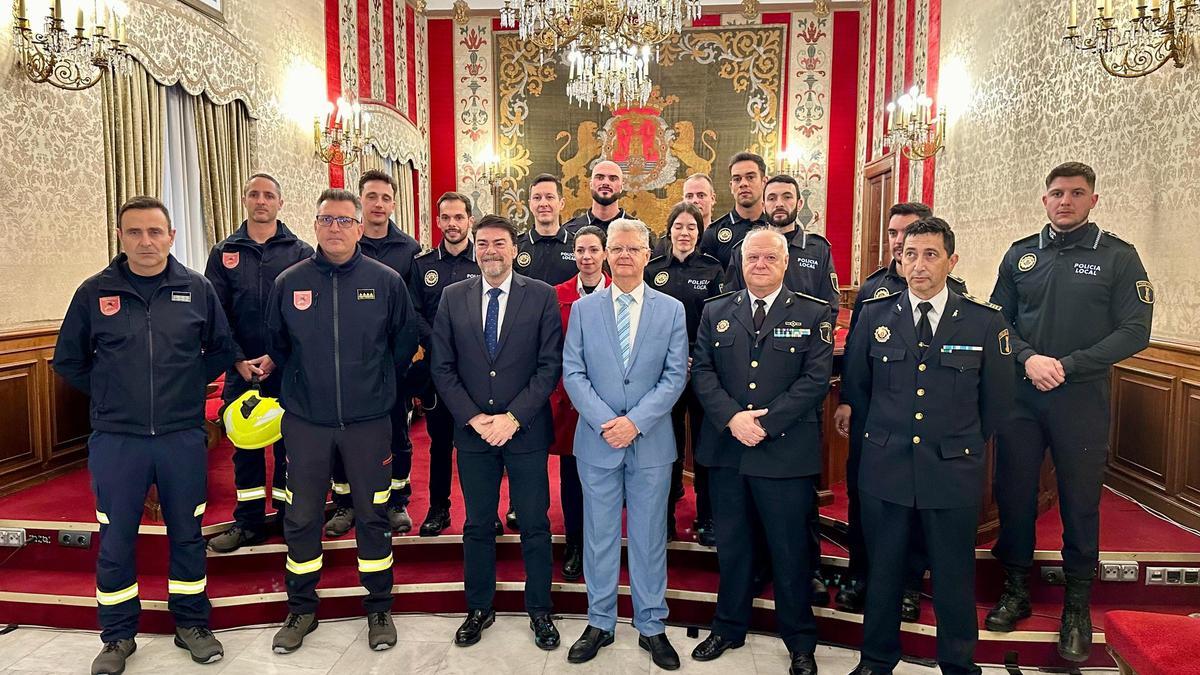 Foto de familia de los nuevos efectivos junto al alcalde de Alicante, Luis Barcala.