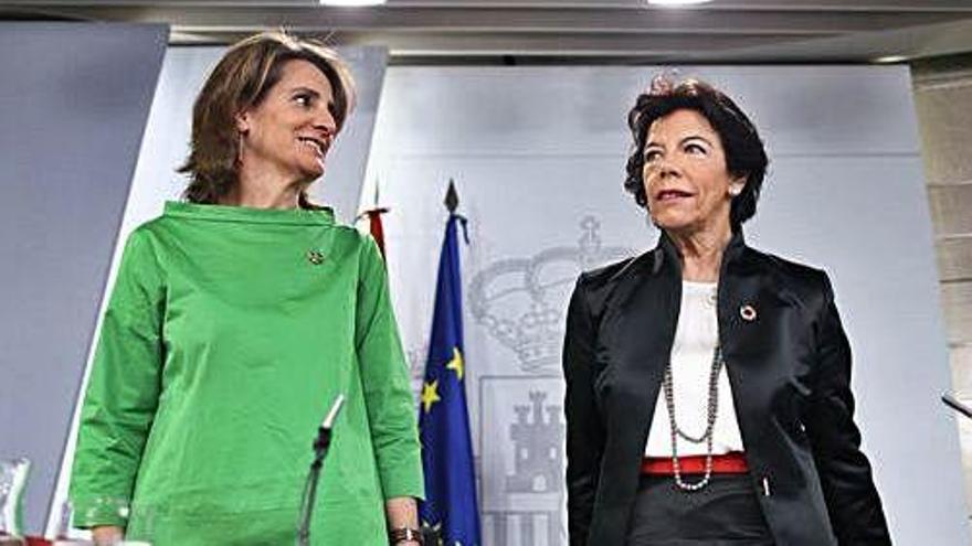 La ministra Celáa, en la derecha, junto a la ministra Ribera, ayer tras el consejo de ministros.