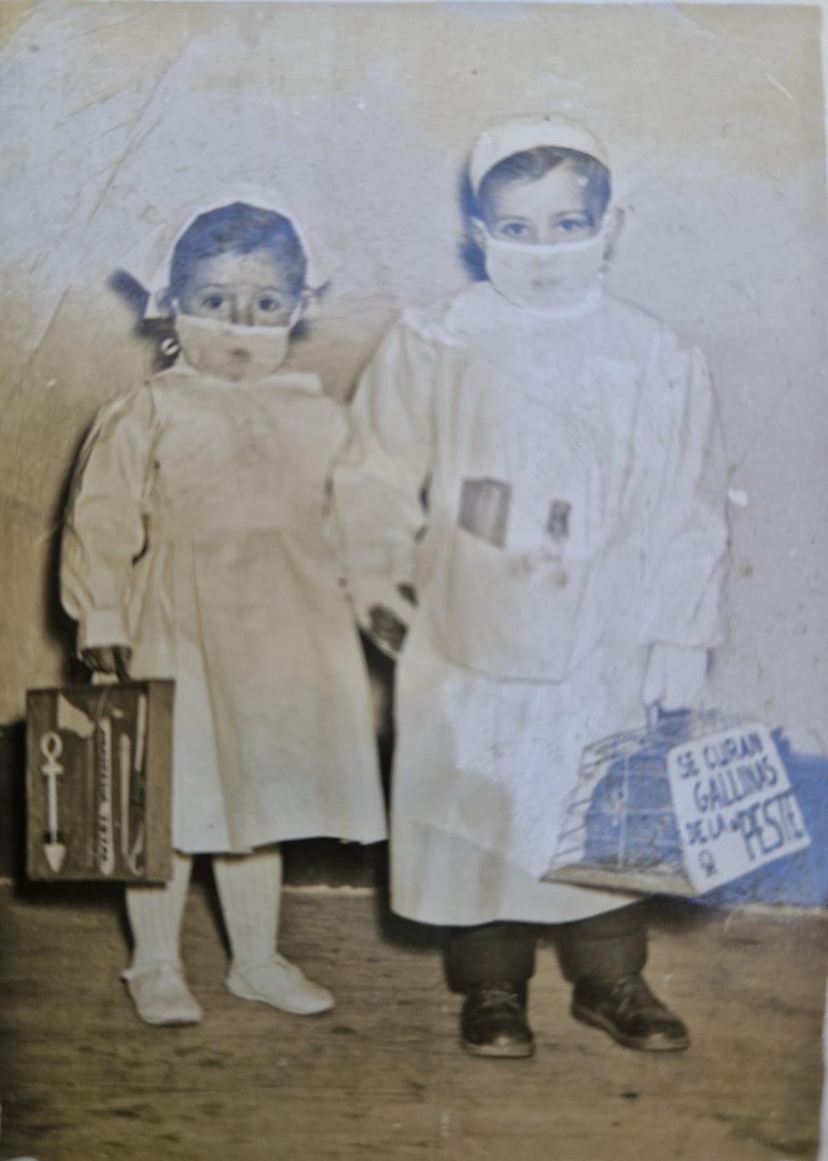 Jesús Araújo, fillo e miña irmán Maxi, disfrazados no entroido 1955