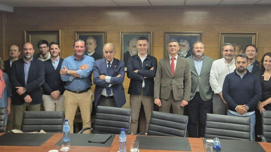 Asistentes a la reunión, presidida por José García Costas. | Cedida