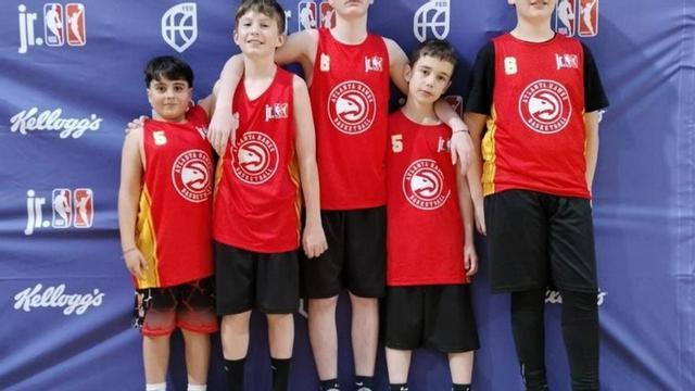 Los dezanos con
las camisetas de
los Hawks.