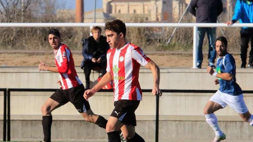 Ioritz avanza con el balón, ayer en el anexo.