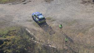 Los agentes rurales supervisan con helicóptero la zona cero de la peste porcina africana