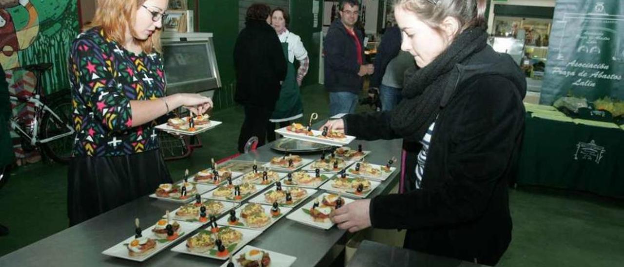 Degustación de tapas en el mercado de abastos de Lalín. // Bernabé/Gutier