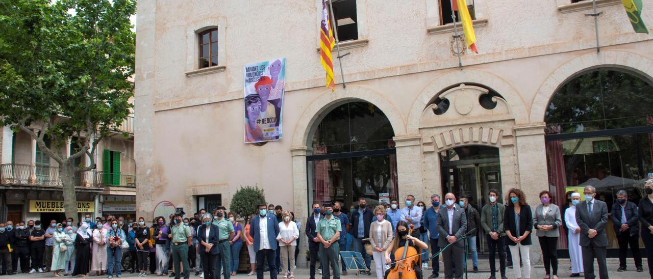 Minuto de silencio frente al Ayuntamiento de Sa Pobla